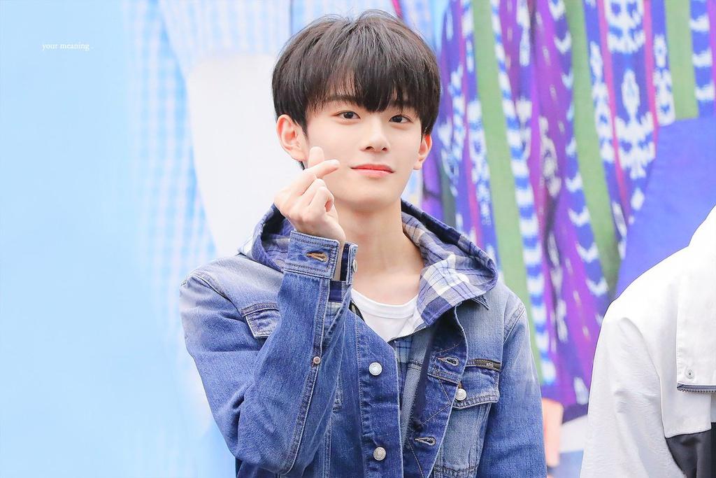 Yoo Kangmin (Verivery): Ngay khi vừa debut, thành viên sinh năm 2003 đã trở thành đề tài thu hút sự quan tâm đông đảo trên khắp các diễn đàn tại Hàn Quốc. Kangmin sở hữu nét thu hút trái ngược giữa gương mặt trẻ trung và phong thái chững chạc so với tuổi. Maknae của Verivery hiện giữ vị trí hát phụ, nhảy dẫn trong nhóm.