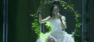 Chi Pu lần đầu diễn live Cung Đàn Vỡ Đôi, hát bằng cả sự nỗ lực và trổ tài đu dây khiến fan xúc động rơi nước mắt?-2