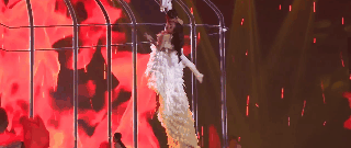 Chi Pu lần đầu diễn live Cung Đàn Vỡ Đôi, hát bằng cả sự nỗ lực và trổ tài đu dây khiến fan xúc động rơi nước mắt?-3