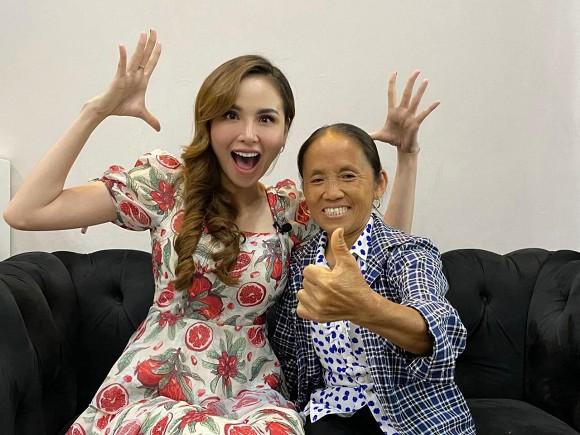 Hoa hậu Diễm Hương hào hứng khi gặp bà Tân Vlog, đôi dép tổ ong huyền thoại gây chú ý-1