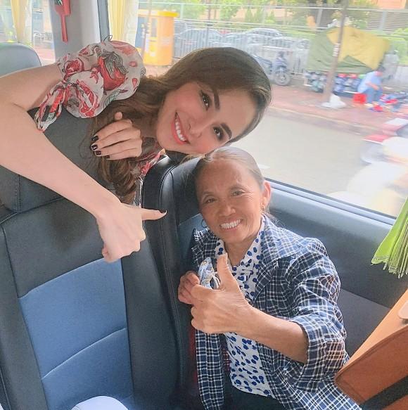 Hoa hậu Diễm Hương hào hứng khi gặp bà Tân Vlog, đôi dép tổ ong huyền thoại gây chú ý-3