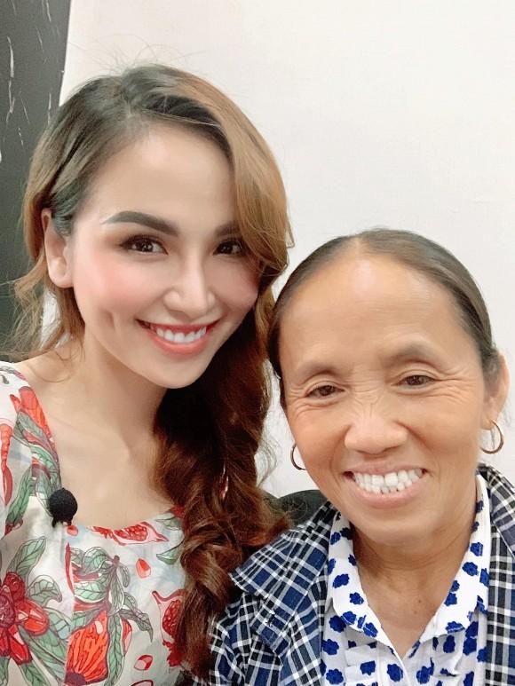 Hoa hậu Diễm Hương hào hứng khi gặp bà Tân Vlog, đôi dép tổ ong huyền thoại gây chú ý-4