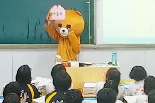 Xôn xao câu chuyện thầy giáo 53 tuổi cưới học trò 21 tuổi: Đối mặt với án kỷ luật vì tự ý bỏ dạy 1 tuần-2