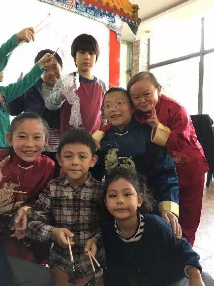 Cô dâu cao 1m2, bố mẹ tưởng không bao giờ lấy được chồng, nhìn chú rể lại càng bất ngờ-4