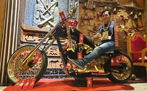 Phúc XO - Đại gia đeo 13kg vàng rởm đi không vững, phải dìu vào phòng xét xử-1