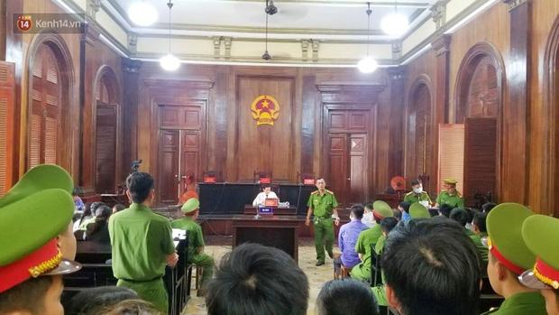 Phúc XO - Đại gia đeo 13kg vàng rởm đi không vững, phải dìu vào phòng xét xử-6