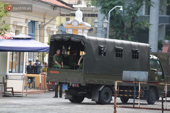 Phúc XO - Đại gia đeo 13kg vàng rởm đi không vững, phải dìu vào phòng xét xử-4