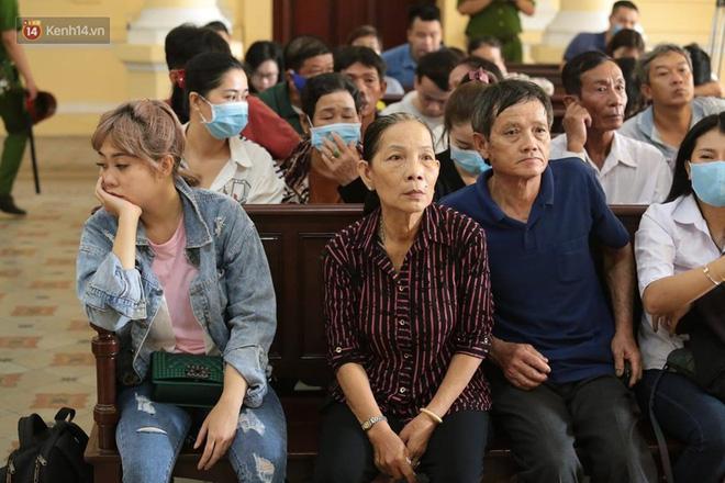 Phúc XO - Đại gia đeo 13kg vàng rởm đi không vững, phải dìu vào phòng xét xử-13