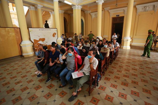 Phúc XO - Đại gia đeo 13kg vàng rởm đi không vững, phải dìu vào phòng xét xử-14