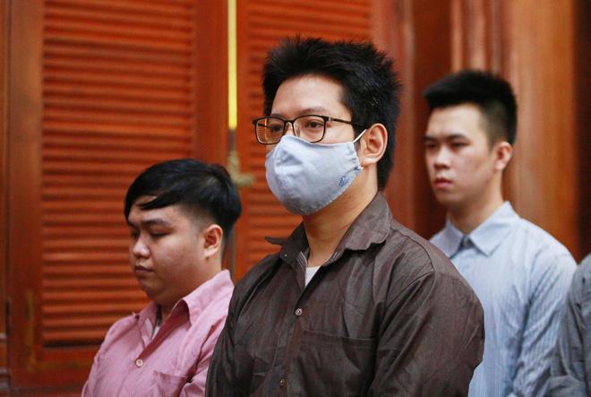 Phúc XO - Đại gia đeo 13kg vàng rởm đi không vững, phải dìu vào phòng xét xử-12