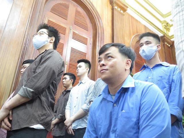 Phúc XO - Đại gia đeo 13kg vàng rởm đi không vững, phải dìu vào phòng xét xử-11