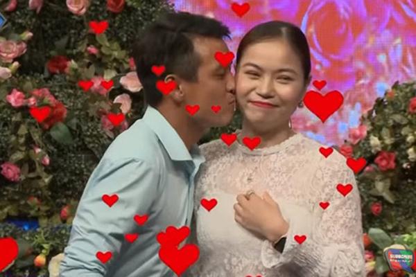 Bố mẹ người yêu đến chơi, cô gái bới đồ ăn ngon trên đĩa thịt và hành động cực gắt của bạn trai-3