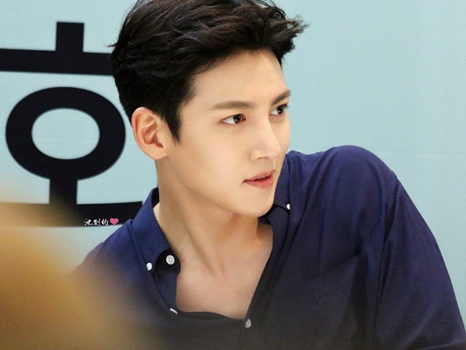Ji Chang Wook nổi tiếng là sao nam sở hữu ngoại hình nổi bật. Anh được chọn lựa tham gia nhiều dự án phim lớn của Hàn. Ji Chang Wook mồ côi cha từ nhỏ, sống với mẹ. Hành trình trở thành ngôi sao của Ji Chang Wook ghi nhận những nỗ lực, cố gắng không mệt mỏi của tài tử.