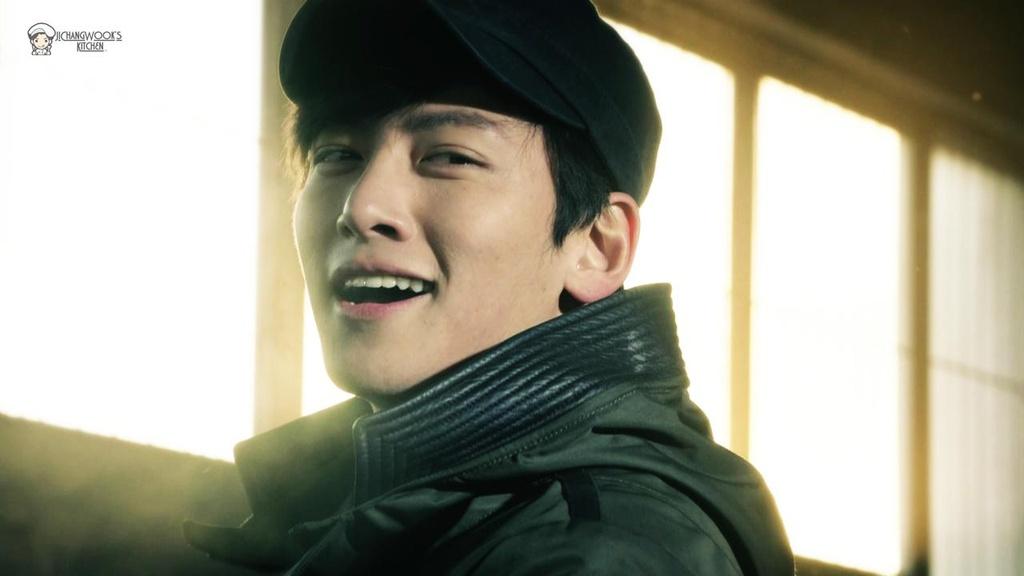 Phải đến vai chính đầu tiên trong bộ phim Cười lên Dong Hae - tác phẩm truyền hình nổi bật nhất nửa đầu năm 2011 với tỷ suất người xem chạm mốc 41%, cái tên Ji Chang Wook mới thực sự được khán giả chú ý. Ngoại hình điển trai cùng diễn xuất tròn vai giúp anh chinh phục khán giả. Cũng nhờ vai diễn này, nam tài tử họ Ji đã nhận được giải thưởng đầu tiên trong sự nghiệp - danh hiệu Nam diễn viên xuất sắc cho thể loại phim truyền hình của đài KBS.