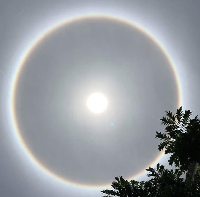 Người dân thích thú khi thấy quầng mặt trời xuất hiện ở nhiều nơi-8