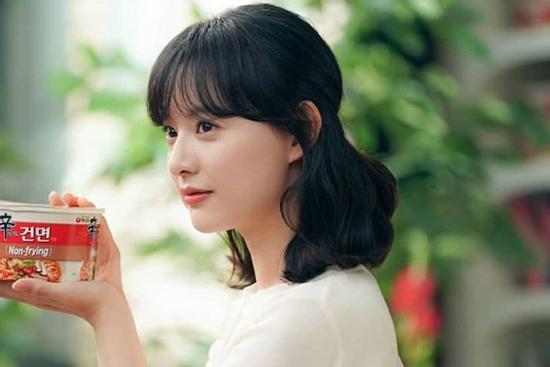 Nữ thần 'Hậu duệ mặt trời' Kim Ji Won khoe dung mạo đẹp xuất sắc