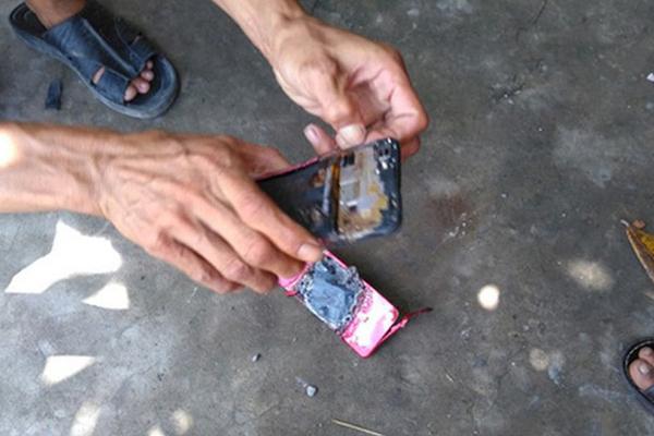 Phát hiện nam thanh niên tử vong tại phòng khách, điện thoại bị nổ dính vào ngực-1