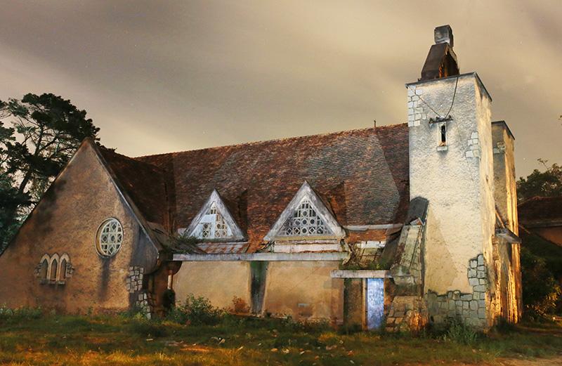 Những công trình bị bỏ hoang tại Việt Nam không dành cho team yếu bóng vía-14