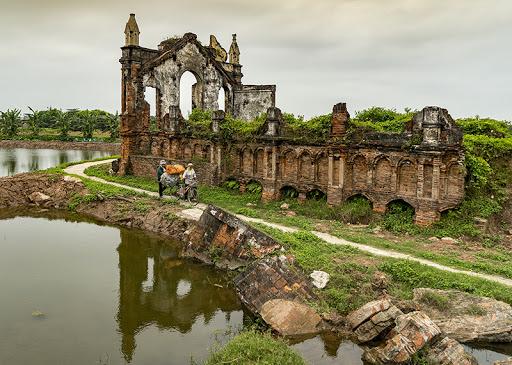 Những công trình bị bỏ hoang tại Việt Nam không dành cho team yếu bóng vía-19