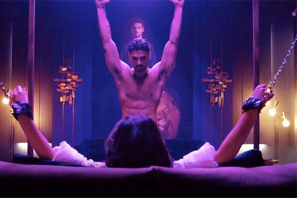 6 bí mật về cô đào sexy có cảnh nóng như thật trong phim gây sốt Netflix-8