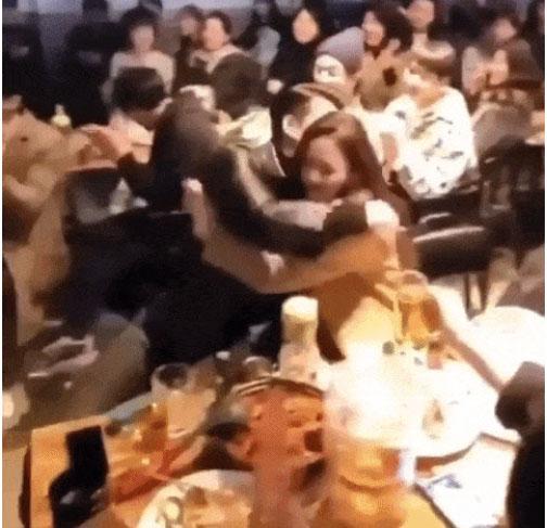 Khoảnh khắc Hyun Bin níu chặt tay Son Ye Jin trước khi tạm biệt nhau bất ngờ được fan chia sẻ rầm rầm-2