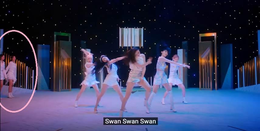 Ngán ngẩm nhìn hạt sạn to đùng trong MV mới của IZ*ONE-2