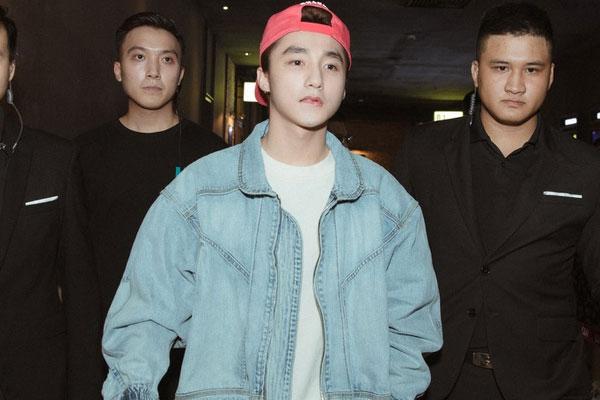 Sơn Tùng M-TP, Isaac khoe vẻ phong trần với mốt áo sơ mi họa tiết-10