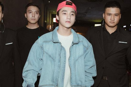 Sơn Tùng M-TP mặc toàn hàng hiệu, đeo đồng hồ Rolex 56.400 USD