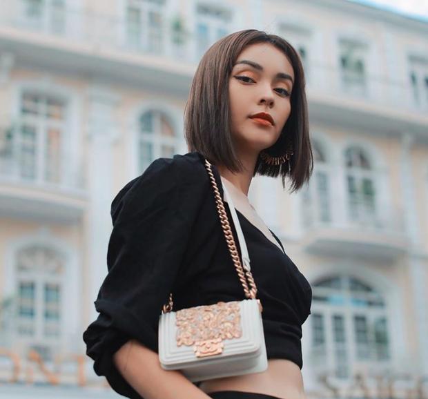 Mlee tung ảnh hậu trường hở bạo nhưng vòng 1 sao là lạ thế này?-3