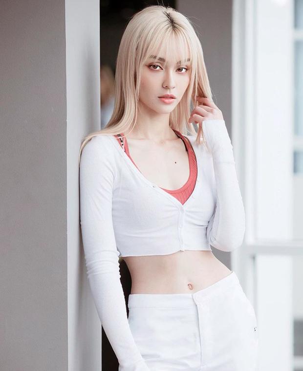 Mlee tung ảnh hậu trường hở bạo nhưng vòng 1 sao là lạ thế này?-4