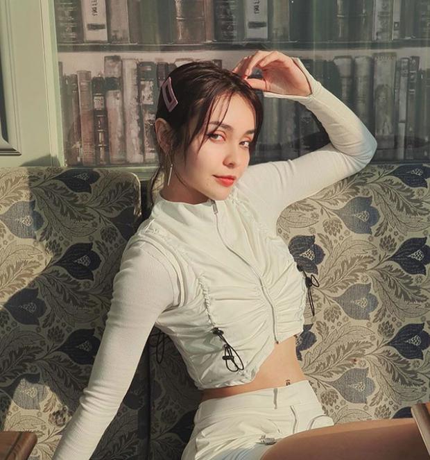 Mlee tung ảnh hậu trường hở bạo nhưng vòng 1 sao là lạ thế này?-5