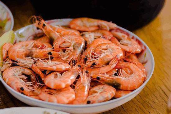 Luộc tôm dùng nước nóng hay lạnh, nhiều người làm sai bảo sao tôm khô, tanh
