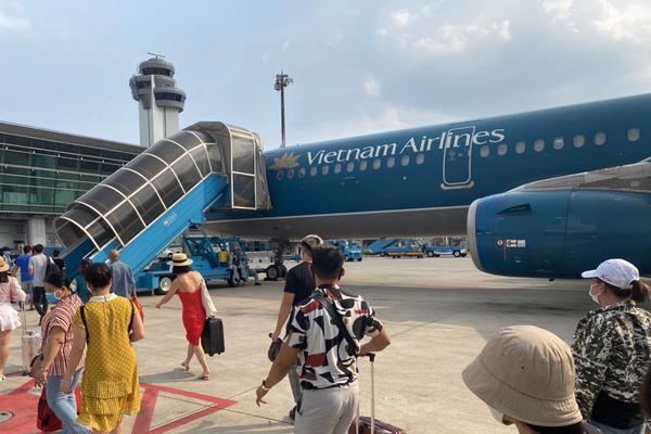 Nữ hành khách từ Huế vào TP.HCM tử vong nghi do trượt chân ngã trên xe thang máy bay-1