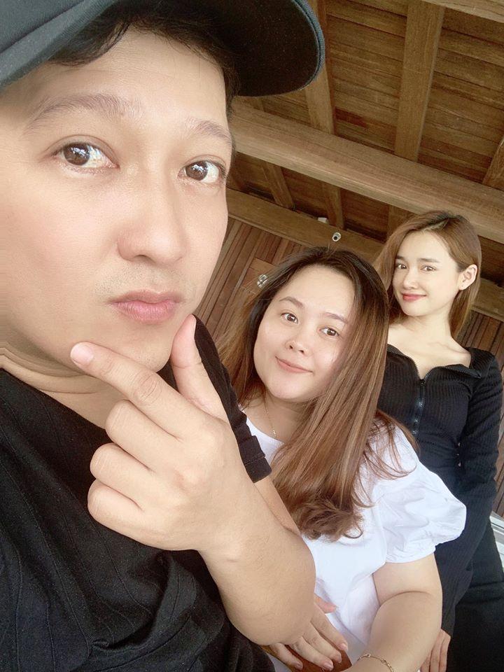 Nhã Phương lộ rõ thân hình gầy guộc, xương cổ nhô cao vì mặc nguyên set đồ đen-4