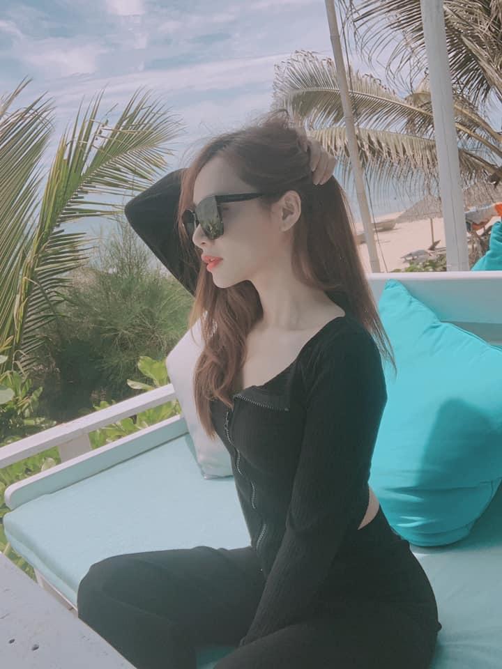 Nhã Phương lộ rõ thân hình gầy guộc, xương cổ nhô cao vì mặc nguyên set đồ đen-6