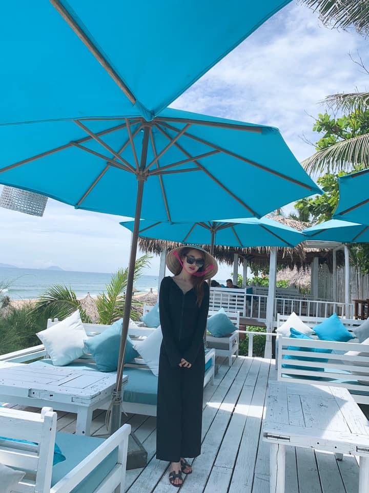 Nhã Phương lộ rõ thân hình gầy guộc, xương cổ nhô cao vì mặc nguyên set đồ đen-2