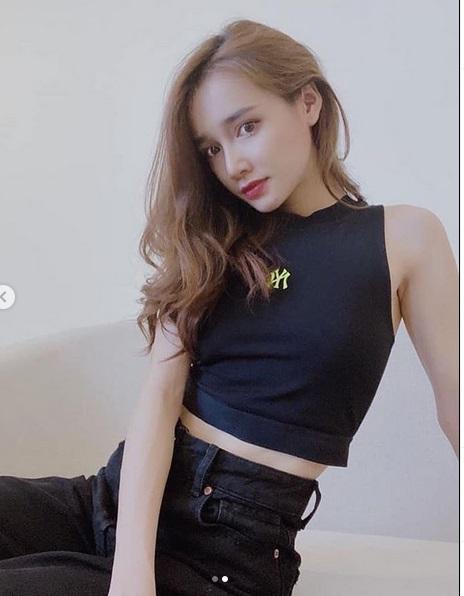 Nhã Phương lộ rõ thân hình gầy guộc, xương cổ nhô cao vì mặc nguyên set đồ đen-7