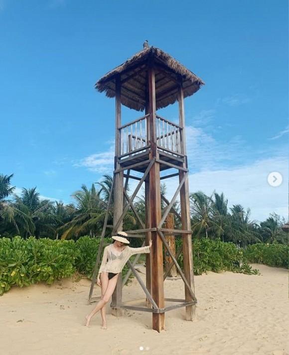 Á hậu Thùy Dung mặc bikini chụp ảnh trong nhà, nhờ dân mạng photoshop ở bãi biển vì lý do tế nhị-5