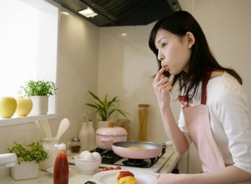 Sau 2 năm phát điên vì mất con, bữa cơm đầu tiên vợ nấu dù đạm bạc nhưng khiến chồng vỡ òa-2