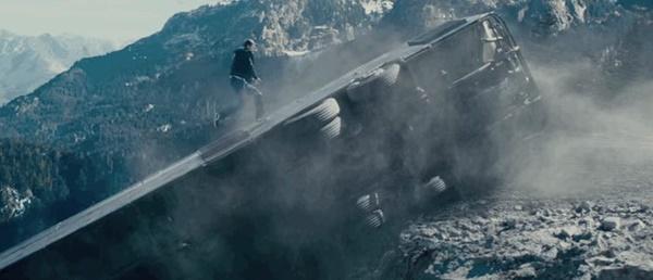 Những pha hành động phi lý tới kỳ quặc của Fast and Furious-11