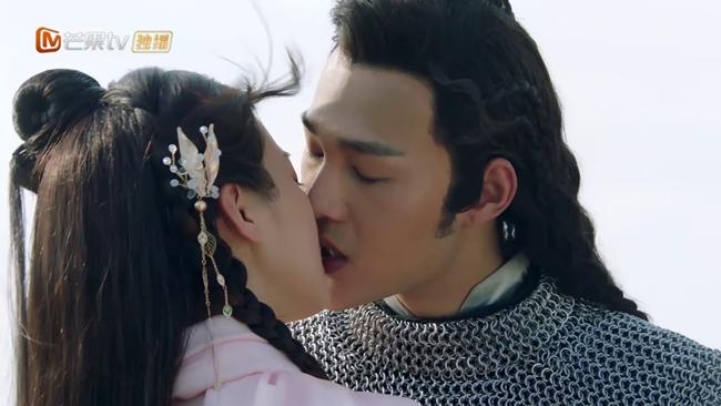 Sự thật những cảnh phim bị cắt: Tiểu Long Nữ Lưu Diệc Phi chưa là gì so với cảnh hôn nuốt lưỡi này!-7