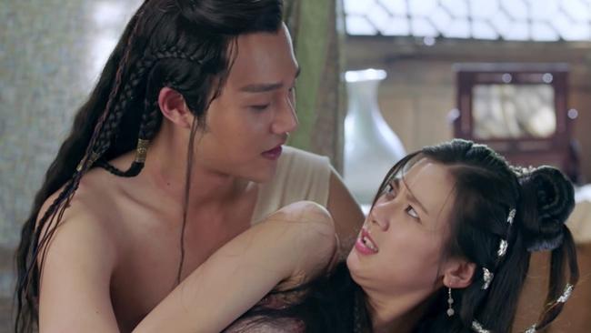 Sự thật những cảnh phim bị cắt: Tiểu Long Nữ Lưu Diệc Phi chưa là gì so với cảnh hôn nuốt lưỡi này!-8