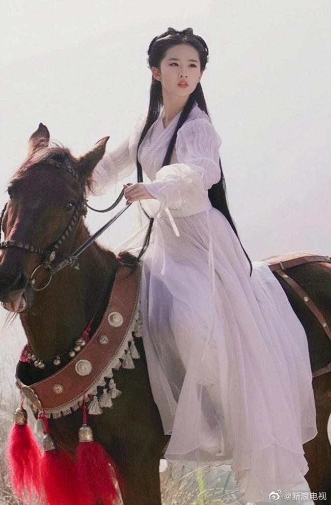 Sự thật những cảnh phim bị cắt: Tiểu Long Nữ Lưu Diệc Phi chưa là gì so với cảnh hôn nuốt lưỡi này!-1