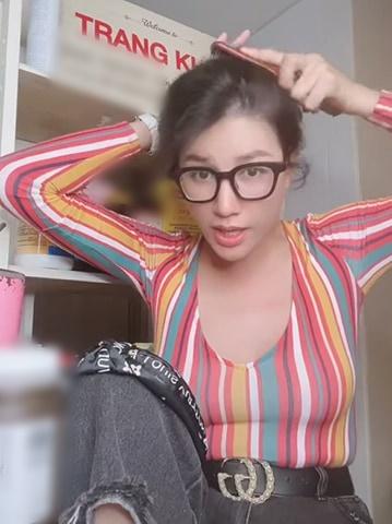 Vòng eo 109 còn mặc áo bó, Trang Trần lộ tầng mỡ dày cộp-2