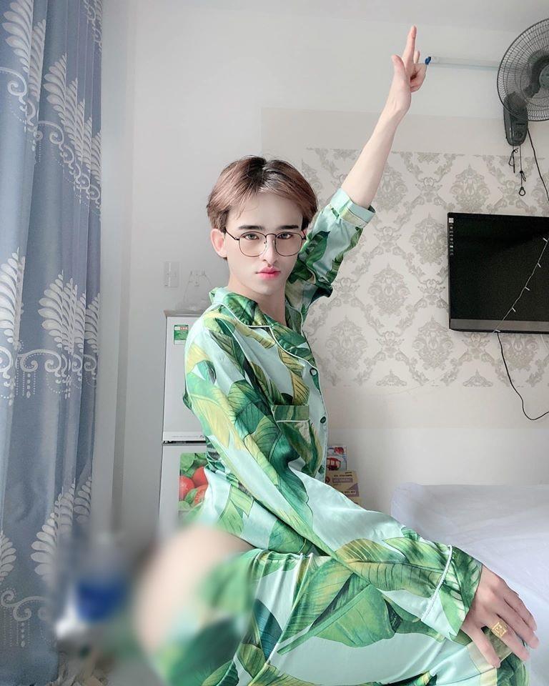 Thảm họa Trần Đức Bo nghiện diện váy bó sát tạo dáng khoe vòng 3 phản cảm-4