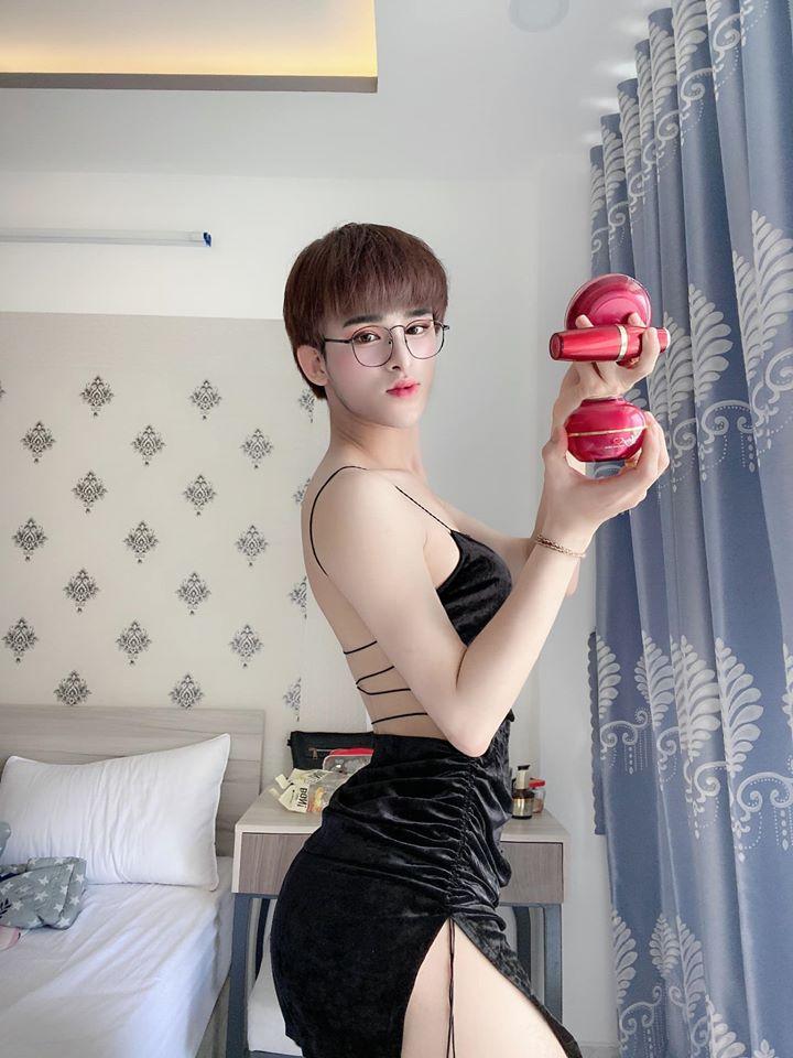 Thảm họa Trần Đức Bo nghiện diện váy bó sát tạo dáng khoe vòng 3 phản cảm-7