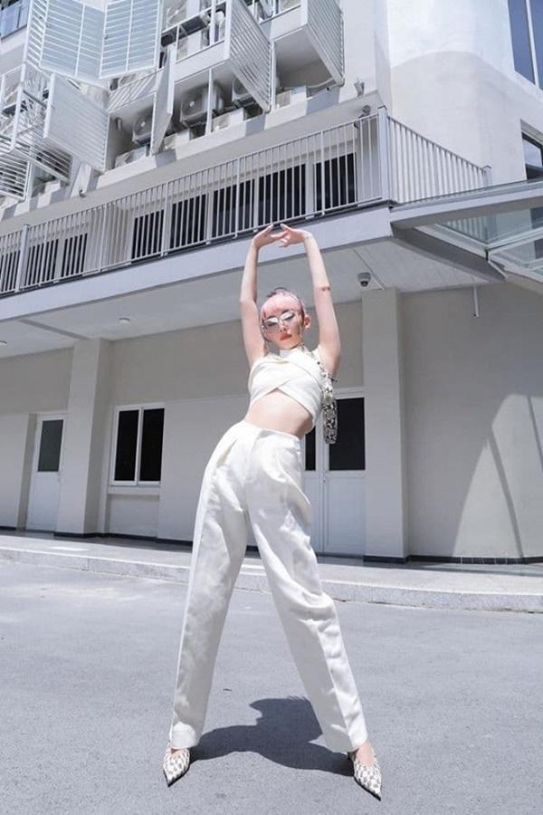 Tóc Tiên diện set đồ trắng, tạo dáng ấn tượng giữa phố.