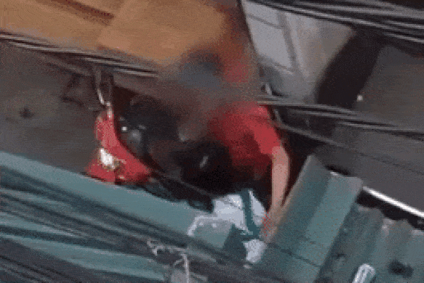 Clip: Đang tranh cãi, nam thanh niên tát đánh bốp vào mặt bạn gái