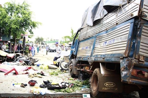 Container húc lật xe buýt giữa ngã tư, khoảnh khắc bất ngờ khiến bao người kinh hãi, la hét-2
