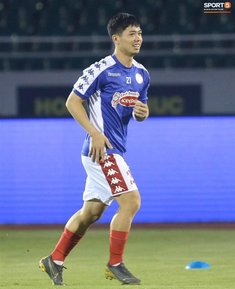 Vợ Công Phượng lần đầu lộ diện sau lễ đính hôn, đến sân cổ vũ chồng thi đấu-1